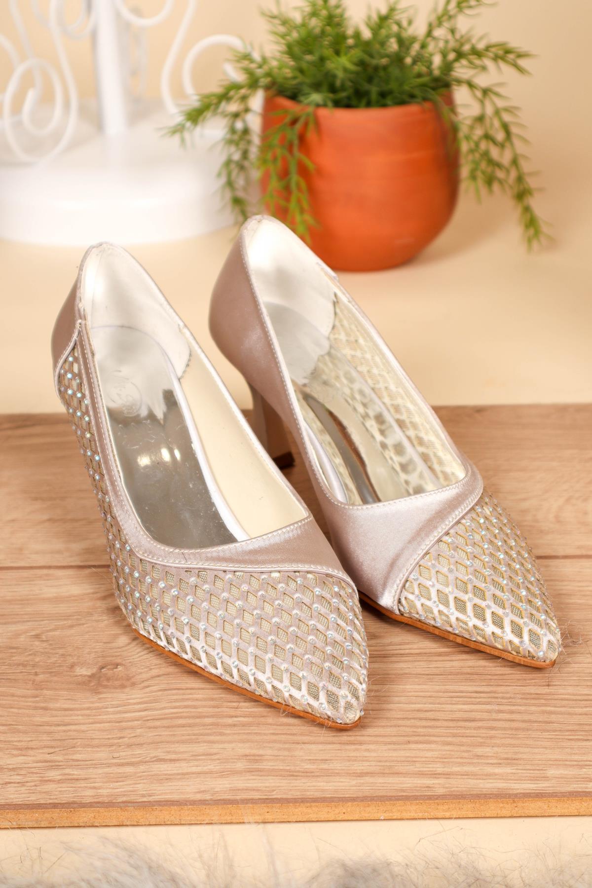 Saten Taş Ve Lazer Detaylı Alçak Topuklı Stiletto GÜMÜŞTOPUKLU AYAKKABI