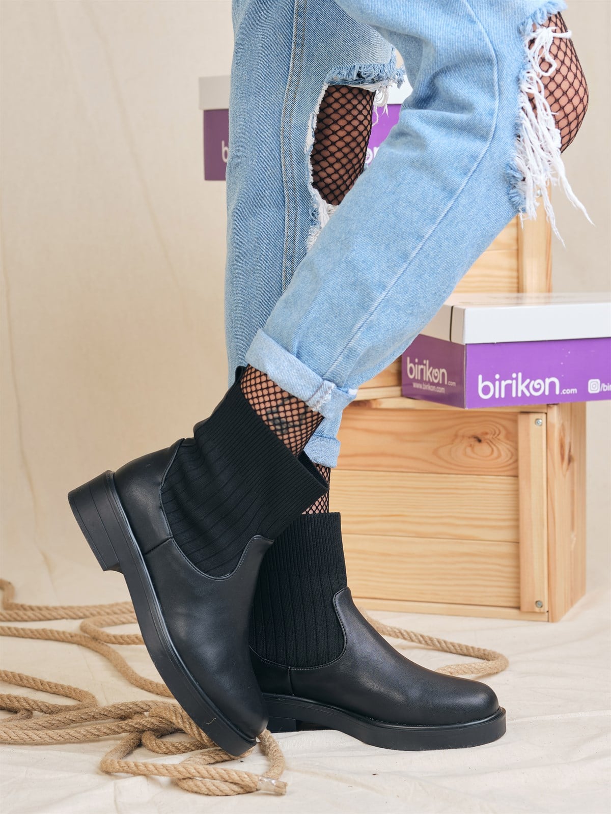 Siyah Çorap Detaylı Kadın BotBOT