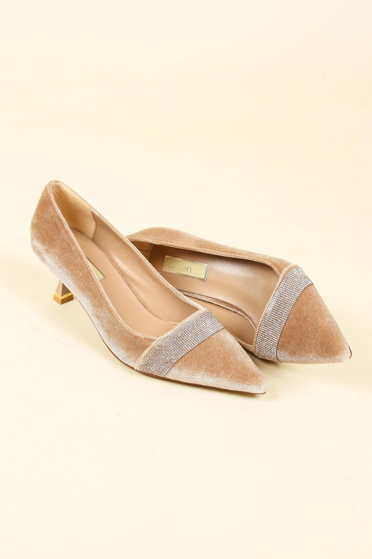 Taş Bantlı Alçak Topuklu Kadife Stiletto VİZONTOPUKLU AYAKKABI