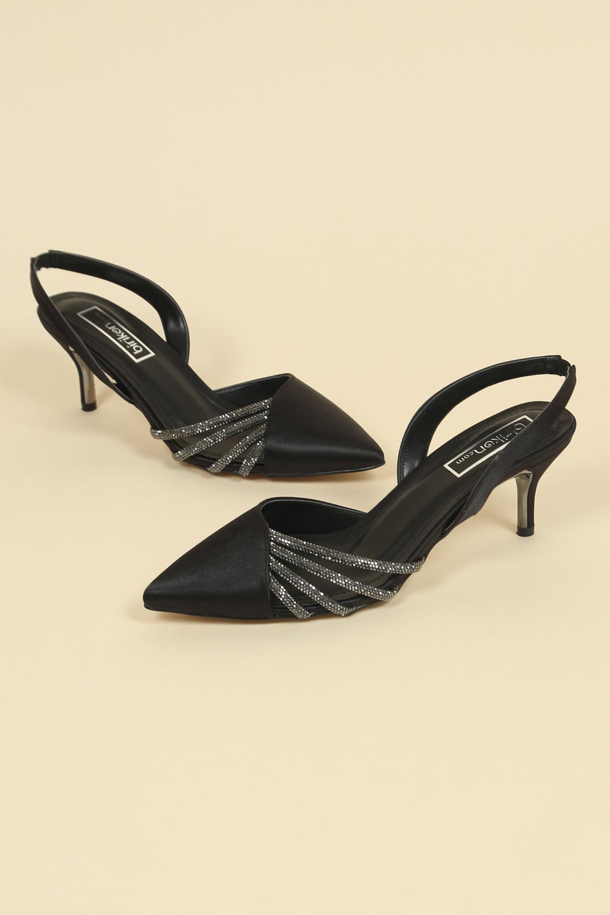 Taş Biyeli Karnı Yarık Stiletto SİYAHTOPUKLU AYAKKABI