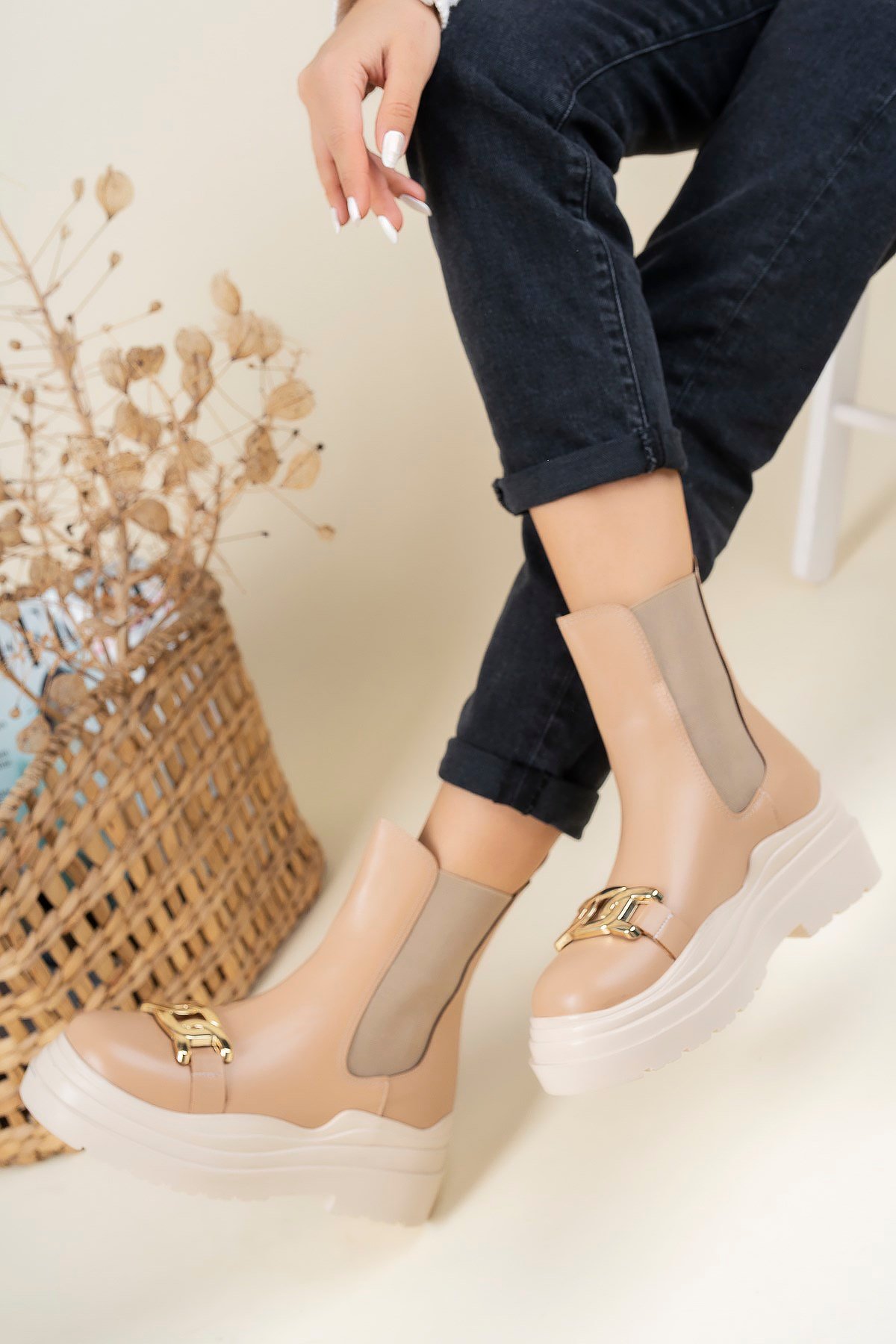 Toka Aksesuarlı Lastikli Bot NUTBOT