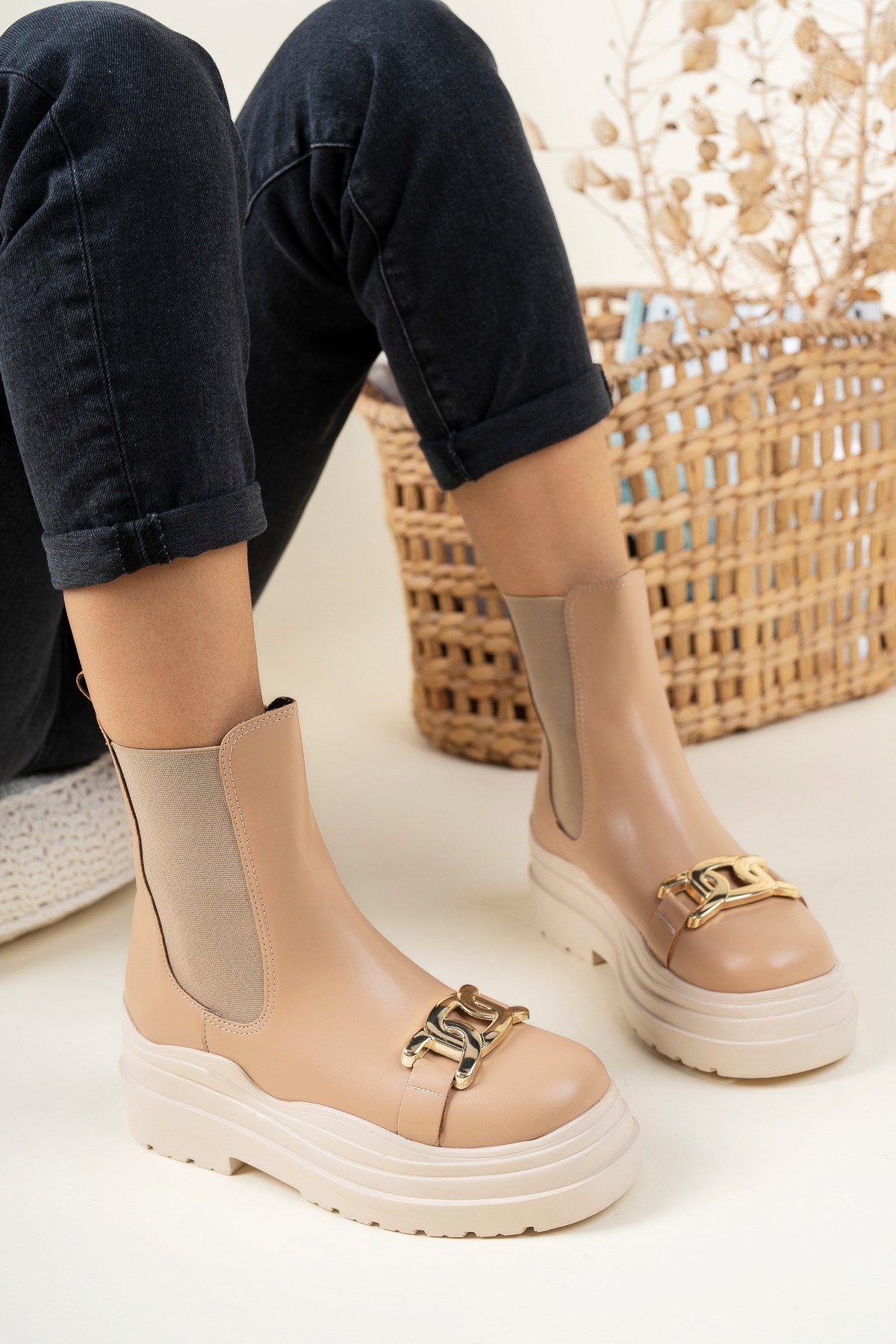 Toka Aksesuarlı Lastikli Bot NUTBOT