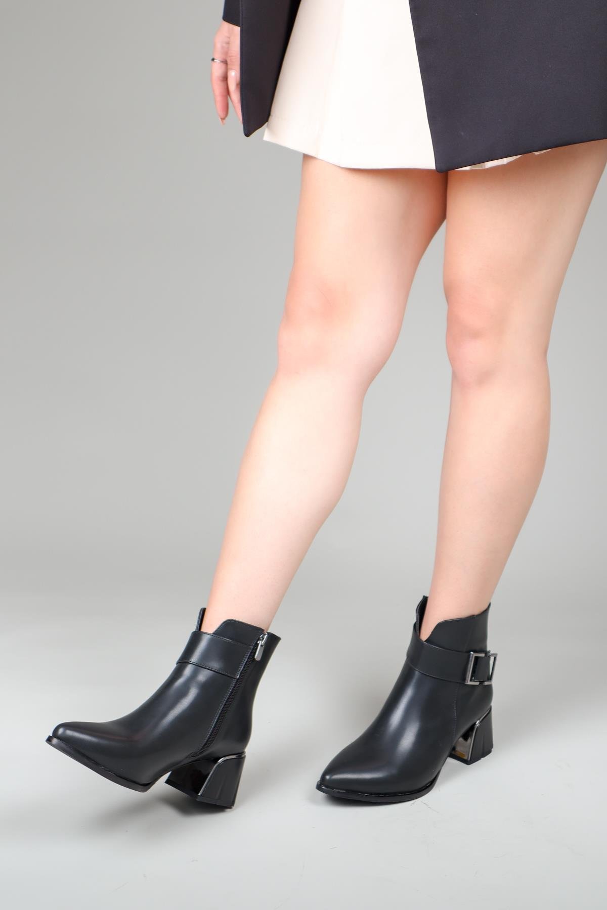 Toka Aksesuarlı Topuk Detaylı Bot  SİYAHBOT