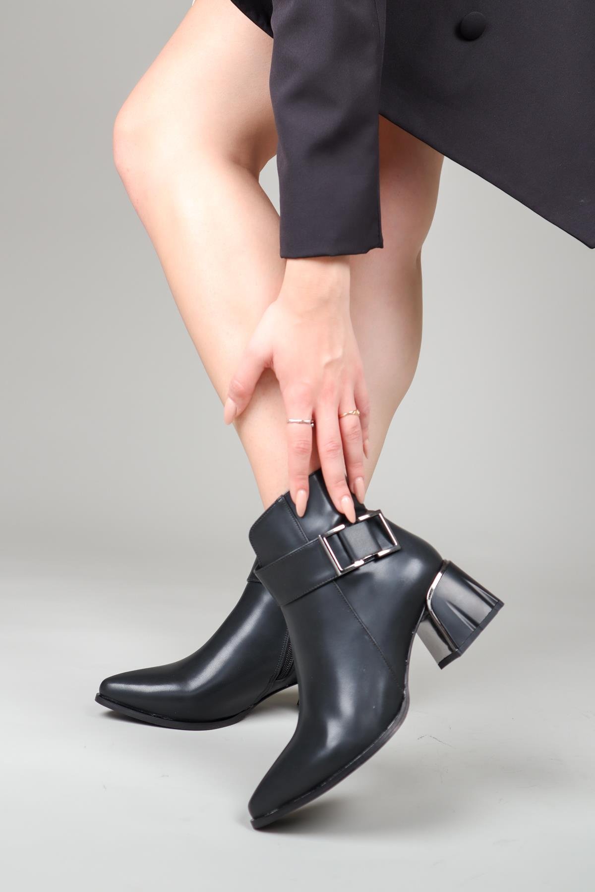 Toka Aksesuarlı Topuk Detaylı Bot  SİYAHBOT