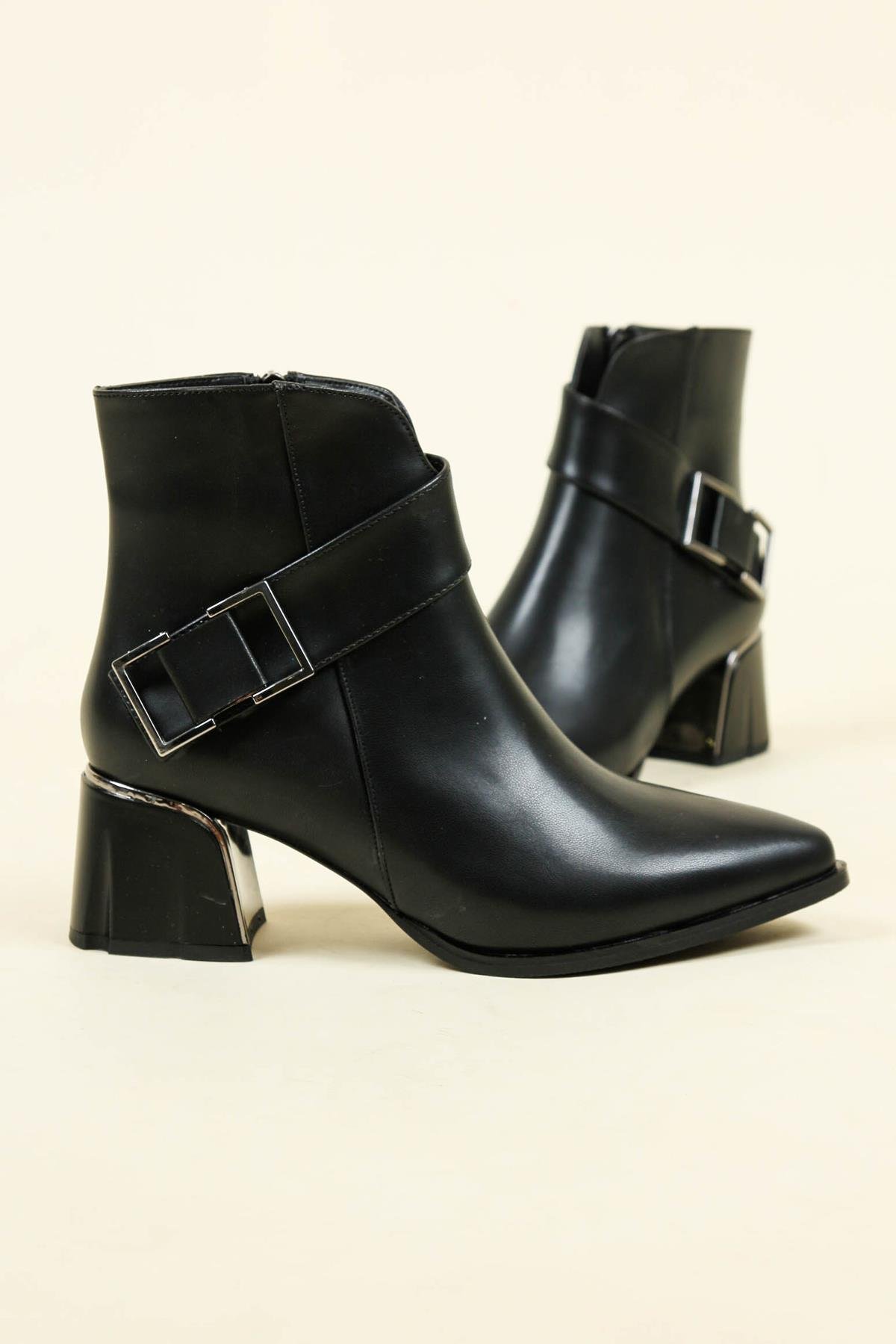 Toka Aksesuarlı Topuk Detaylı Bot  SİYAHBOT