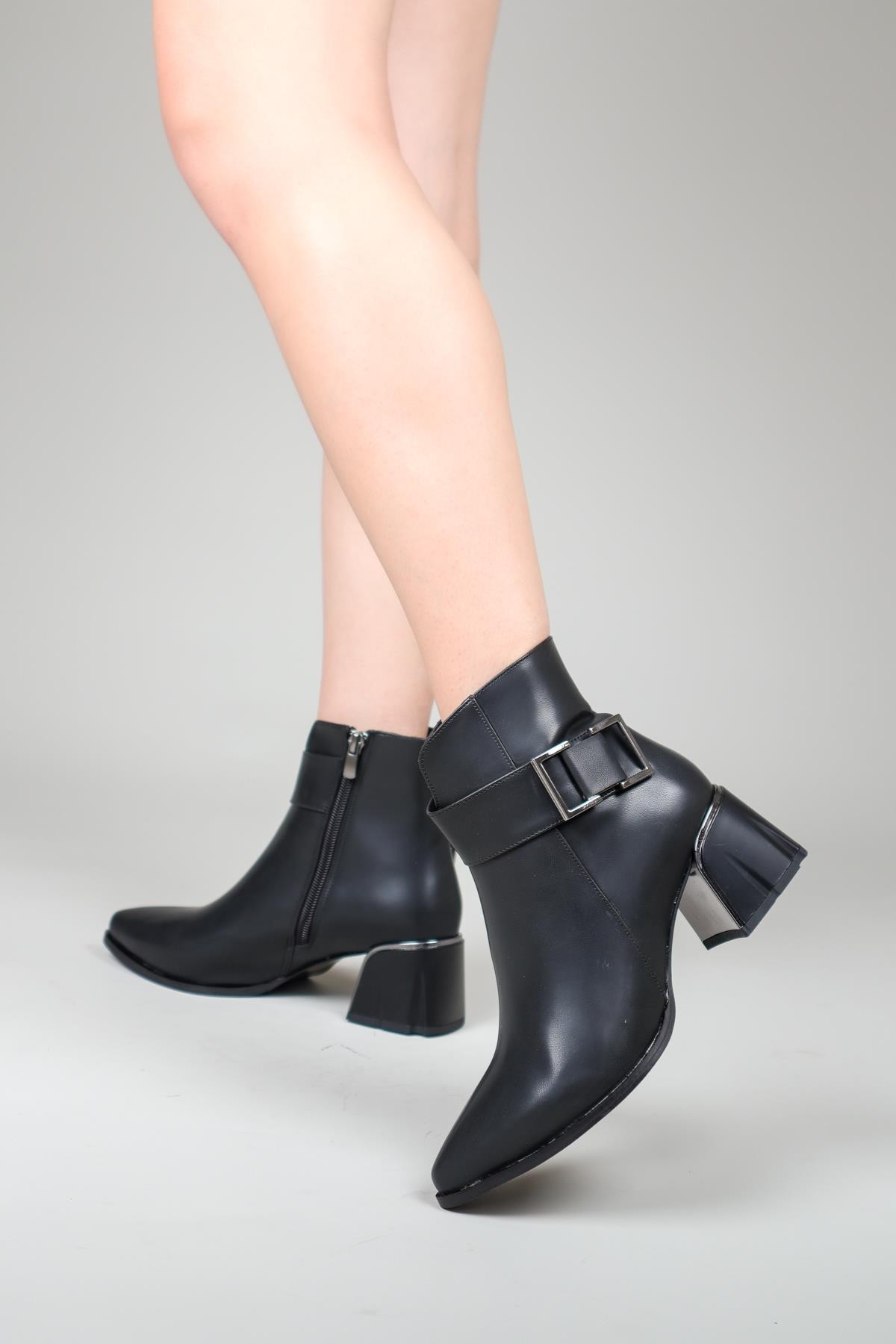 Toka Aksesuarlı Topuk Detaylı Bot  SİYAHBOT