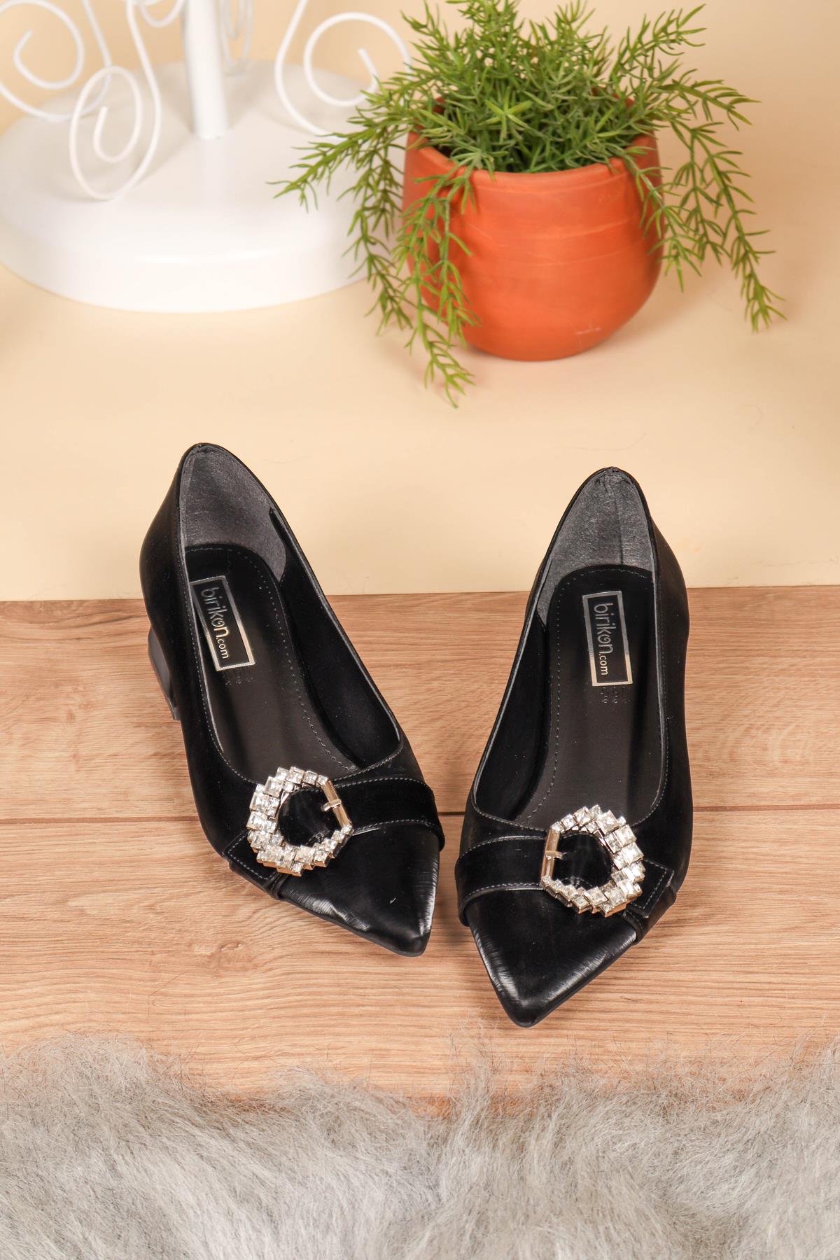 Tokası Taşlı Alçak Topuklu Babet SİYAHBABET