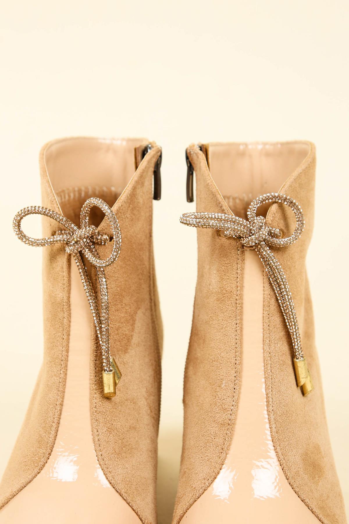 Topuk Detaylı Süet-Rugan Garnili Topuklu Bot NUDEBOT