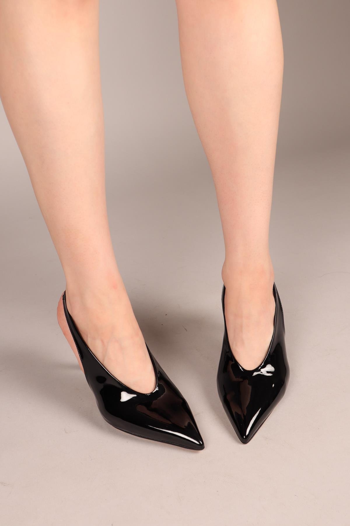 YALENİ Arkası Lastikli Rugan Stiletto SİYAHTOPUKLU AYAKKABI