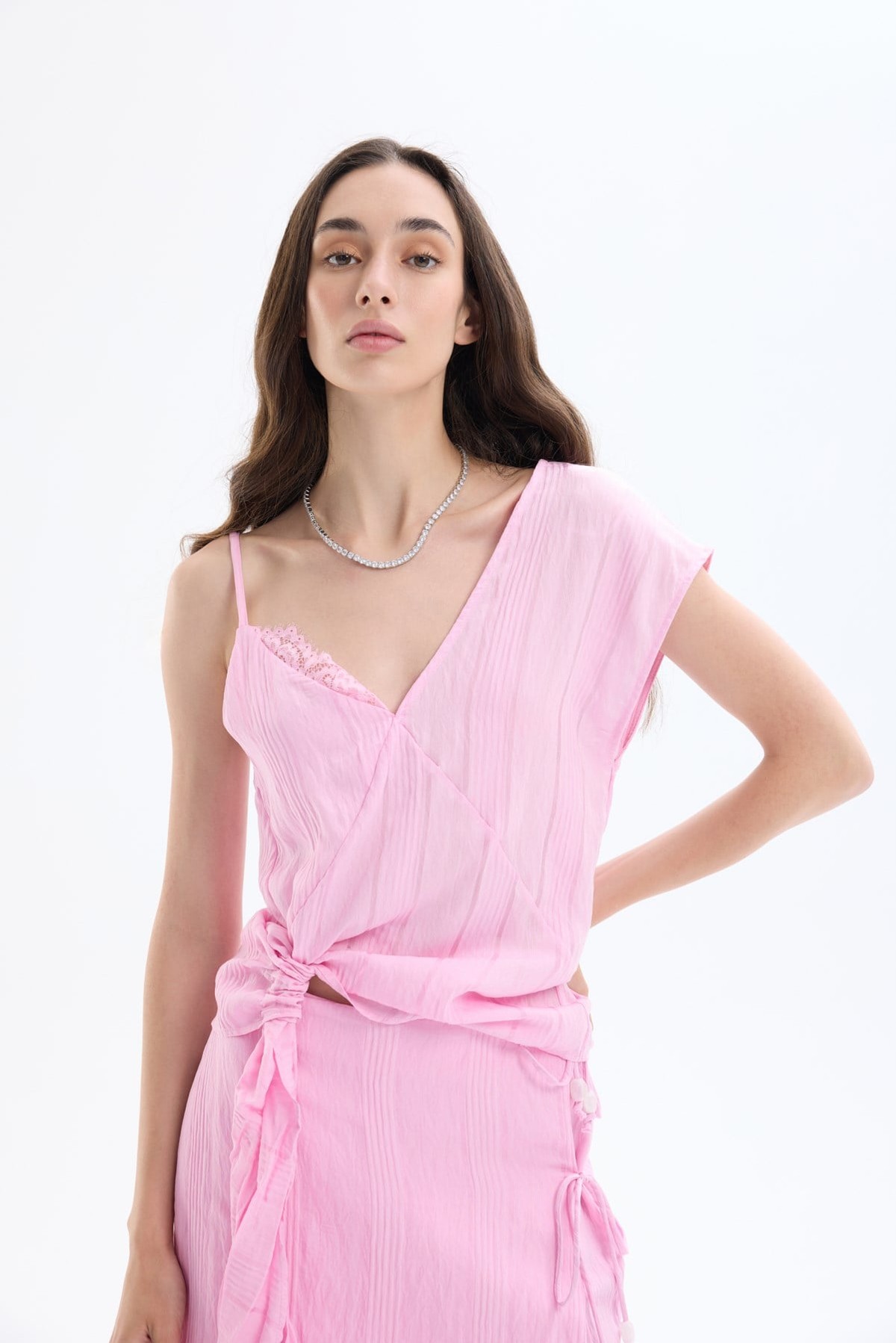 Quzu Asimetrik Dantel Detaylı Bluz Pembe