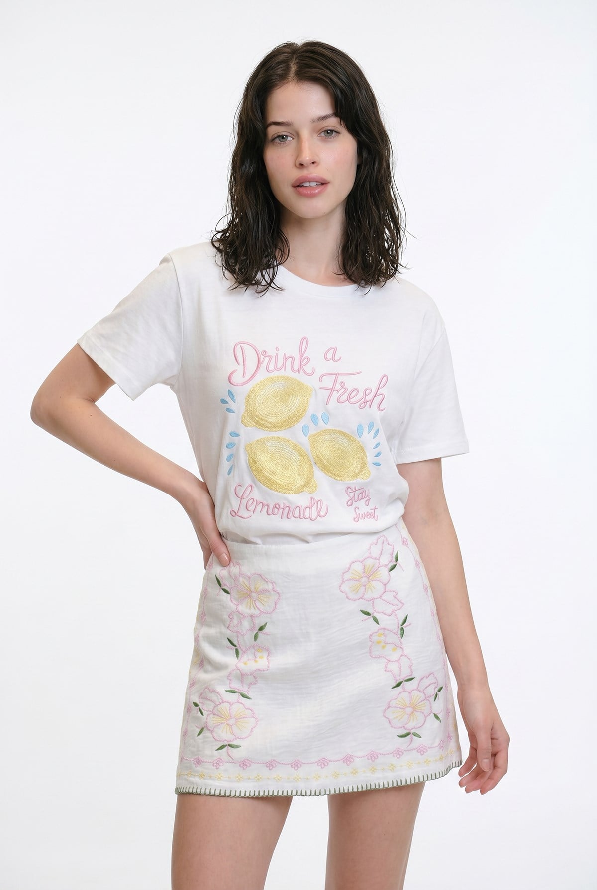 Quzu Baskı ve Nakış Detaylı T-shirt Ekru
