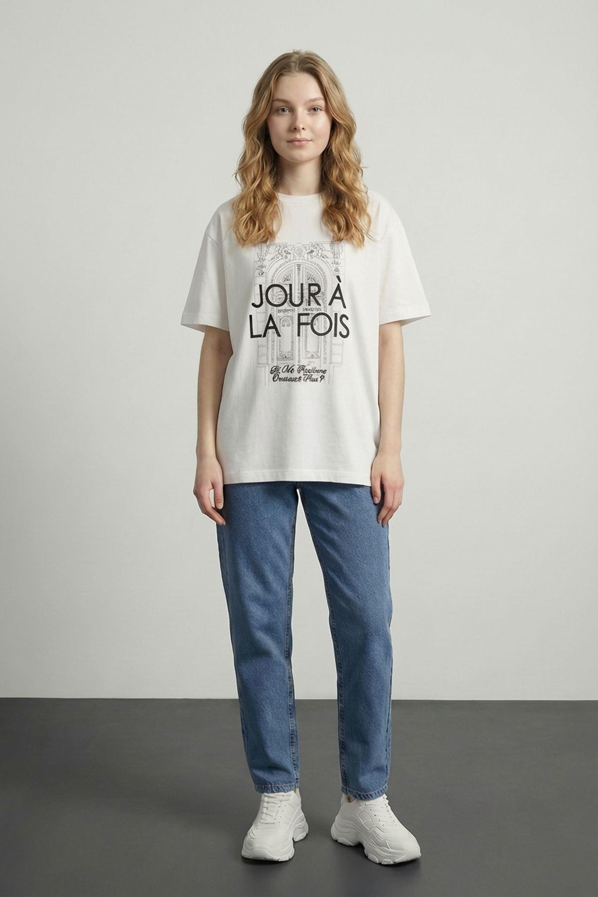 Quzu Baskı ve Nakış Detaylı T-shirt Ekru