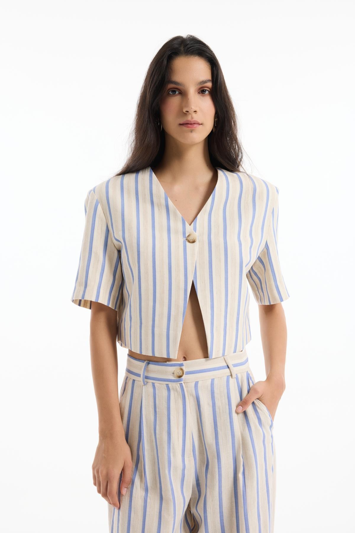 Quzu Etiket Detaylı Crop Ceket Ekru