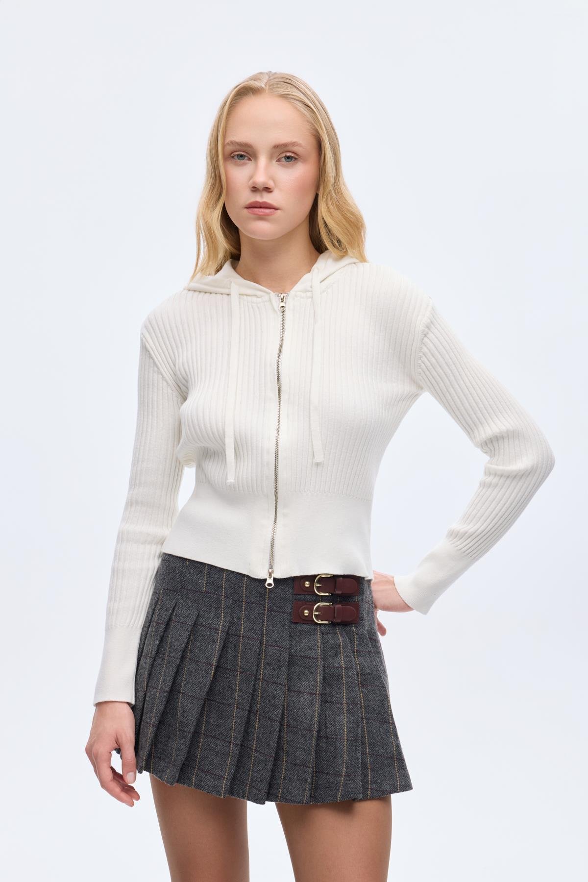 Quzu Fermuar ve Kapüşon Detaylı Triko Ekru