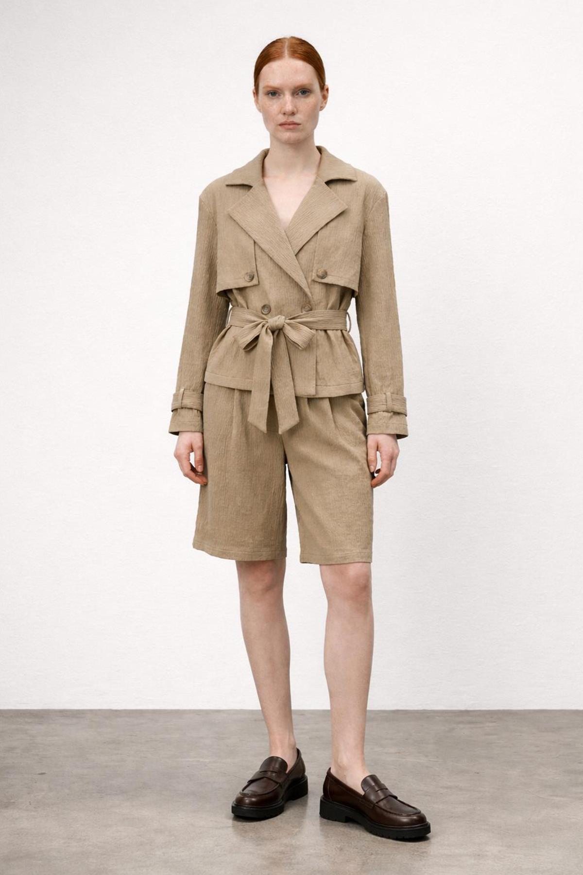 Quzu Kemerli Saten Bermuda Şort Bej