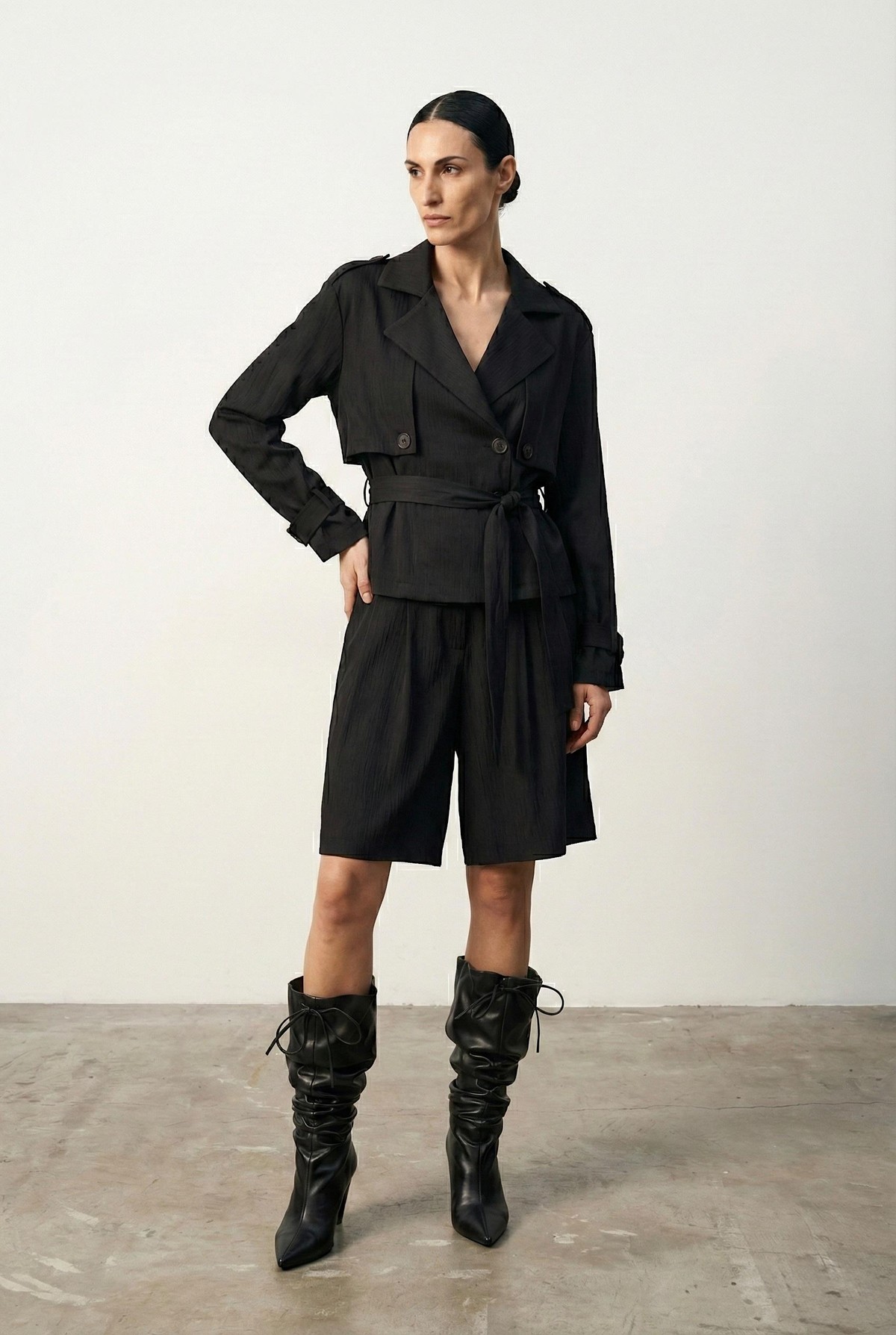 Quzu Kemerli Saten Bermuda Şort Siyah