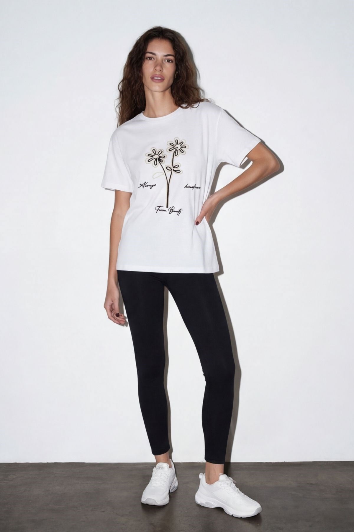 Quzu Nakış Detaylı T-shirt Ekru