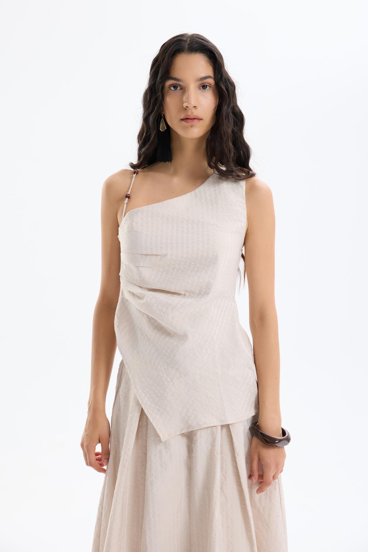 Quzu Tek Omuz Boncuk Detaylı Bluz Bej