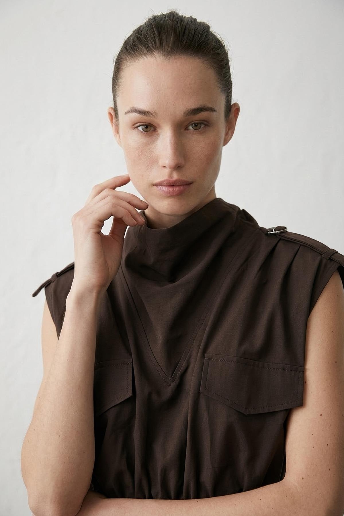 Quzu Toka Detaylı Crop Bluz Kahve