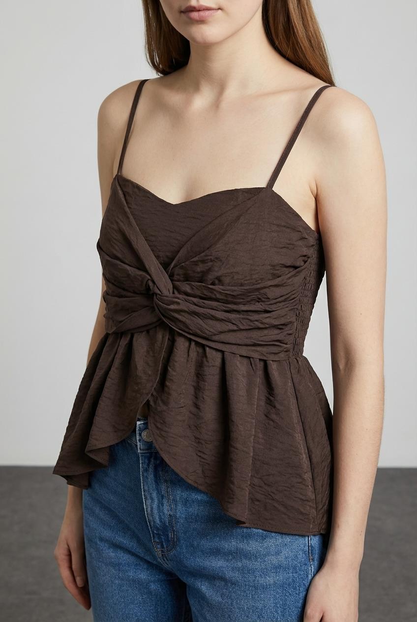 Quzu Asimetrik Askılı Bluz Kahve