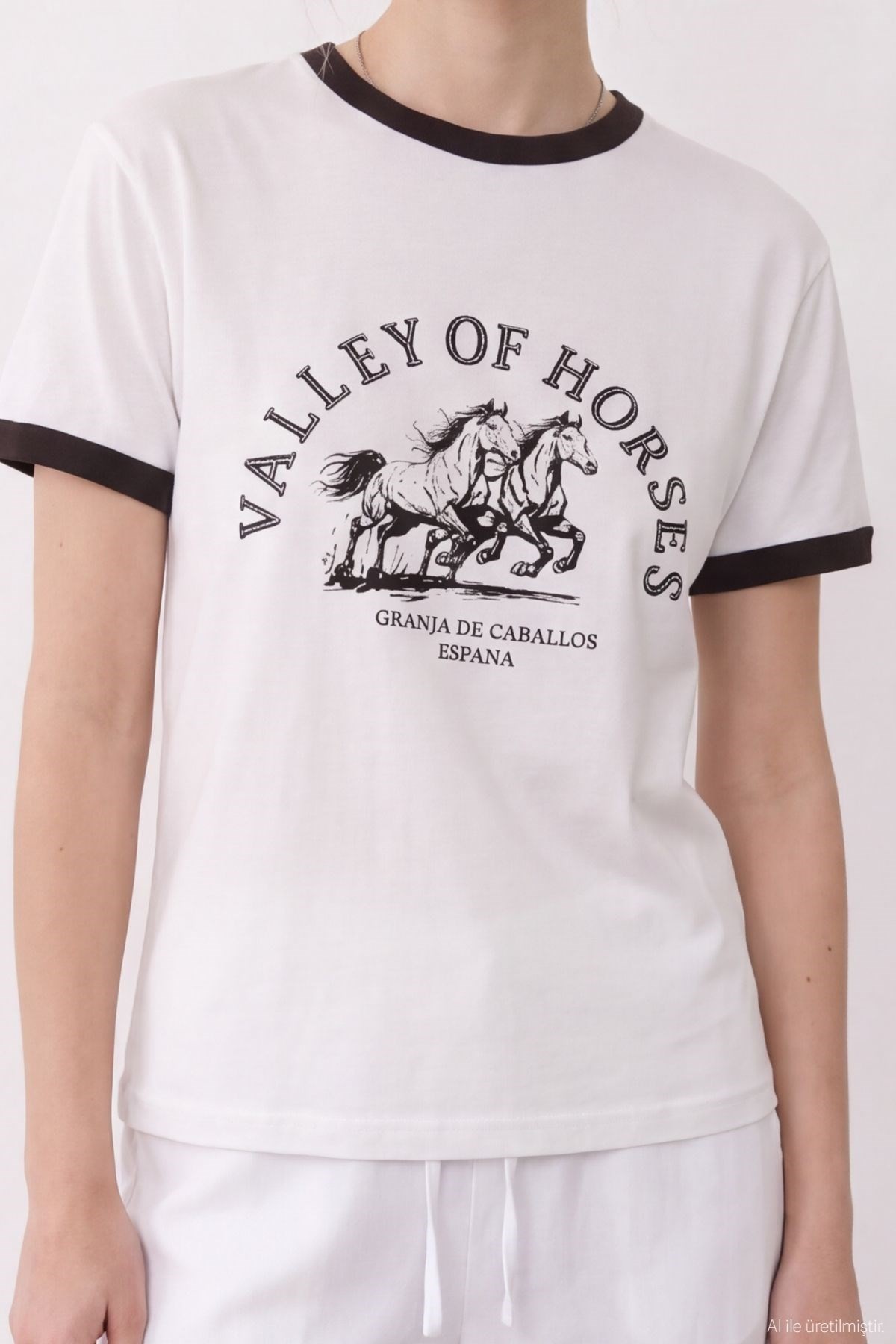 Quzu Baskı ve Nakış Detaylı T-shirt Ekru