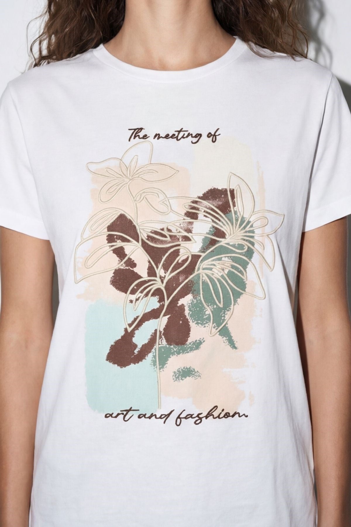 Quzu Baskı ve Nakış Detaylı T-shirt Ekru