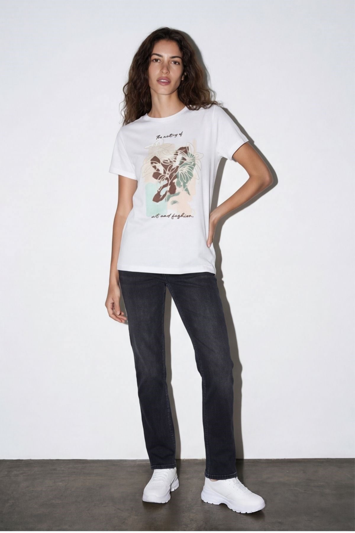 Quzu Baskı ve Nakış Detaylı T-shirt Ekru