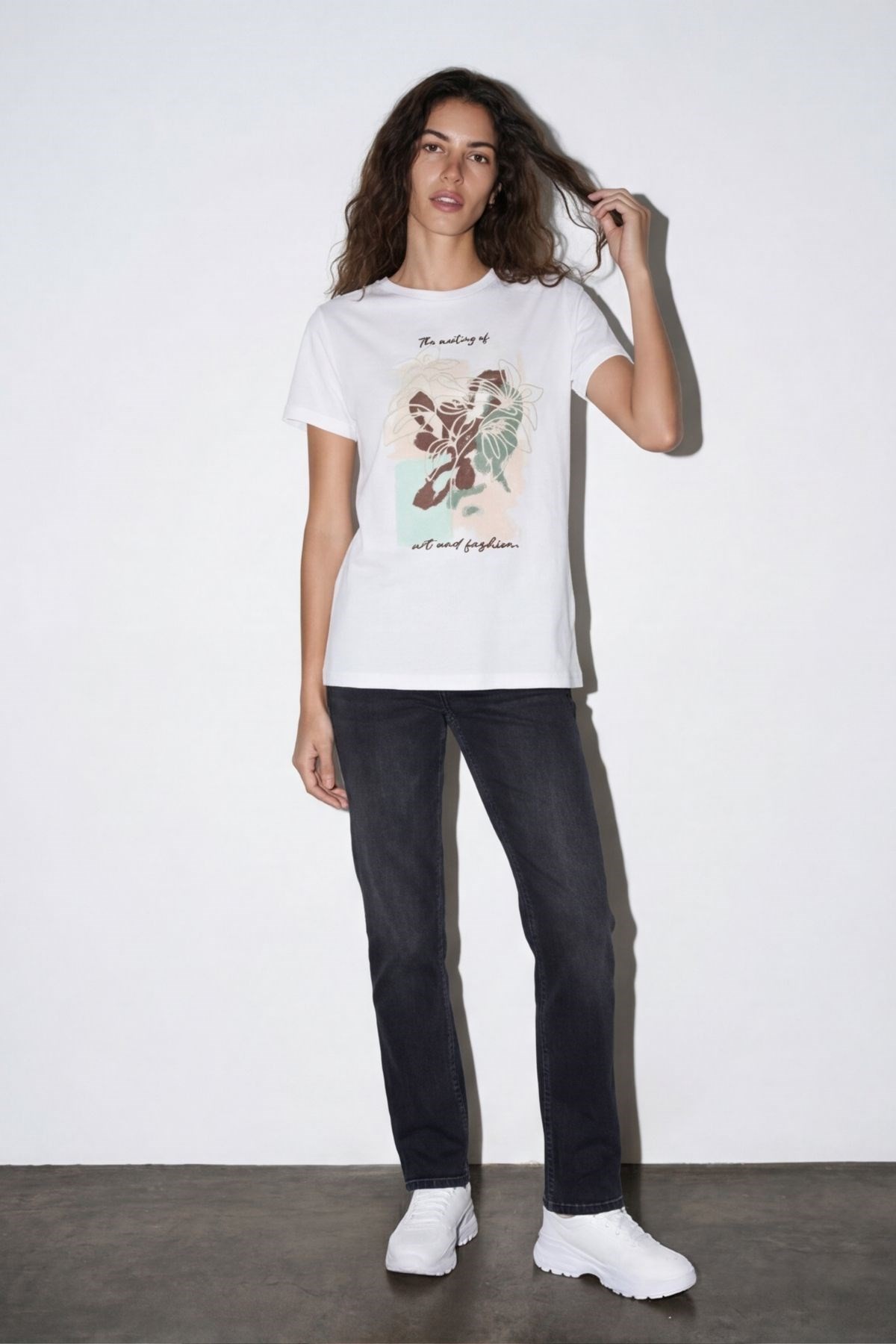 Quzu Baskı ve Nakış Detaylı T-shirt Ekru