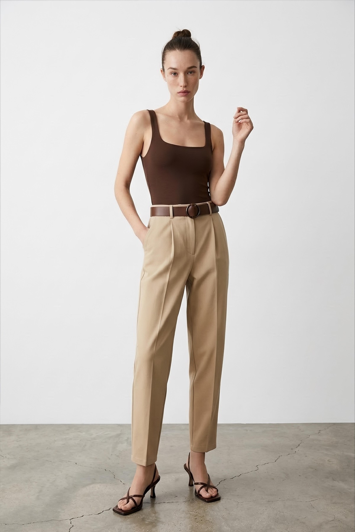 Quzu Beli Kemerli Pantolon Taş