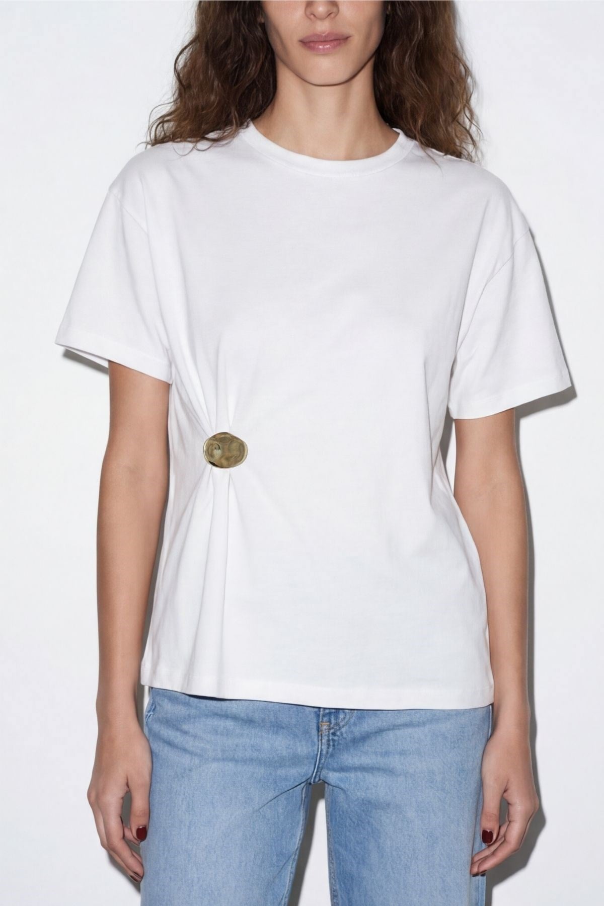 Quzu Broş Detaylı T-shirt Ekru