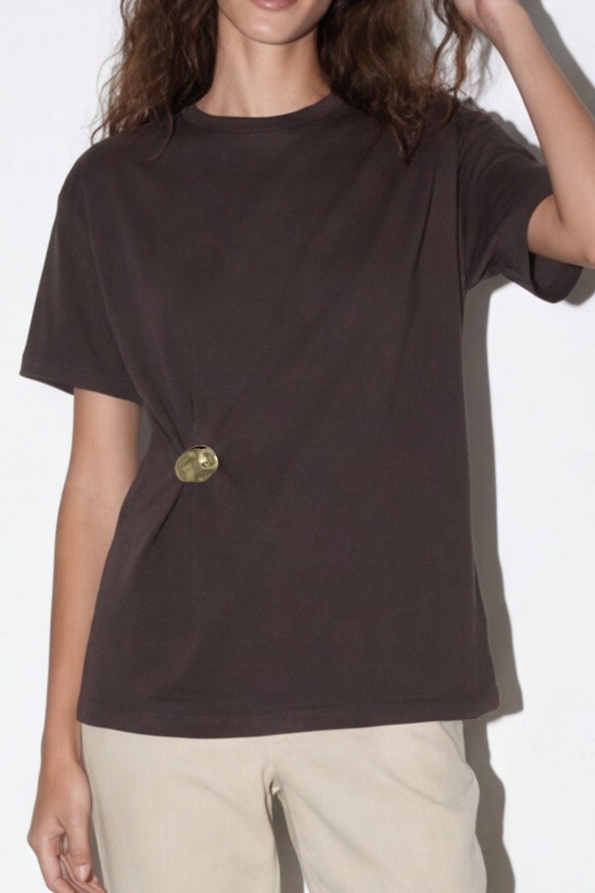 Quzu Broş Detaylı T-shirt Kahve