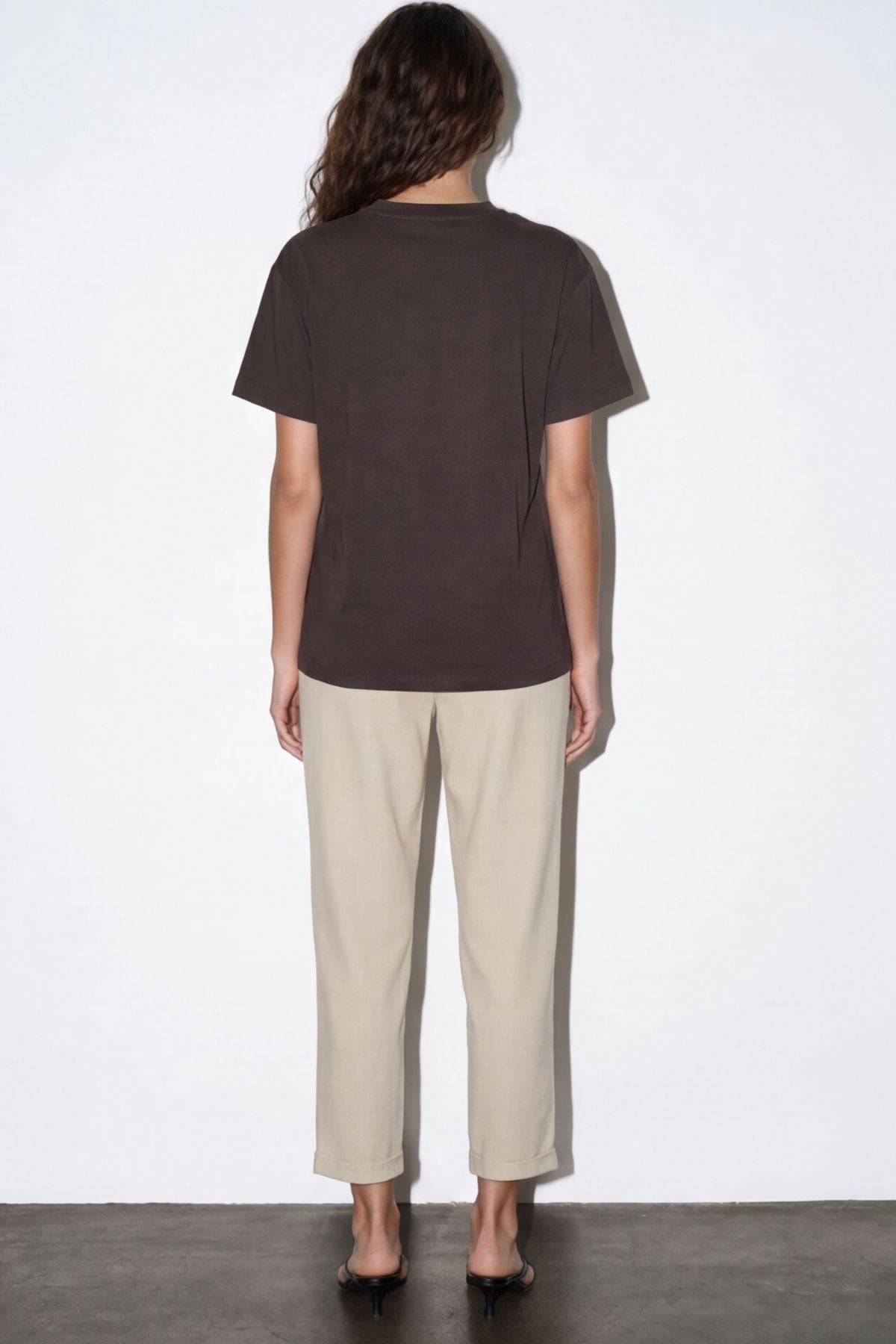 Quzu Broş Detaylı T-shirt Kahve