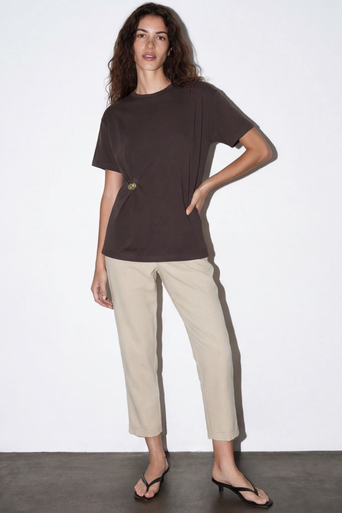 Quzu Broş Detaylı T-shirt Kahve