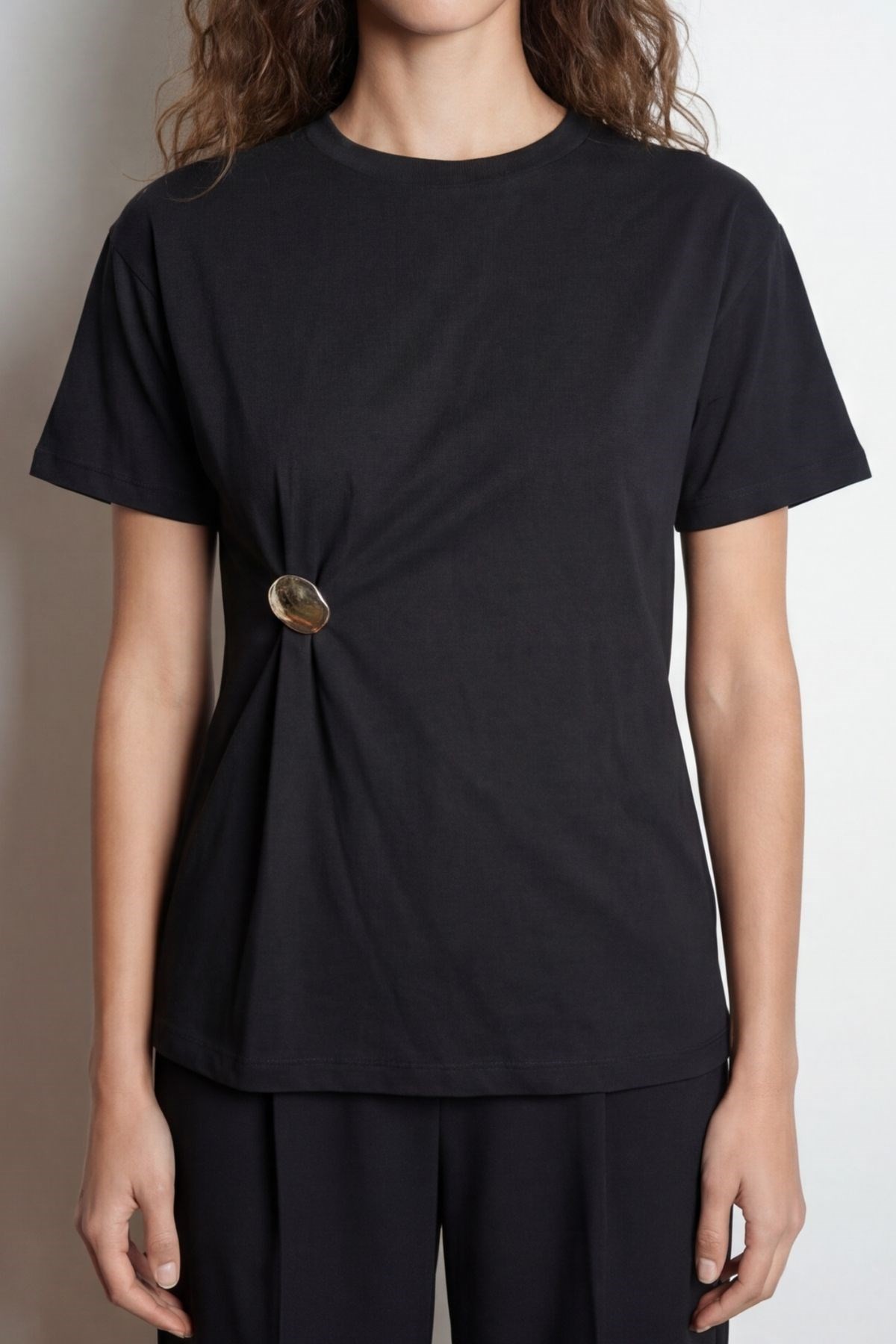 Quzu Broş Detaylı T-shirt Siyah