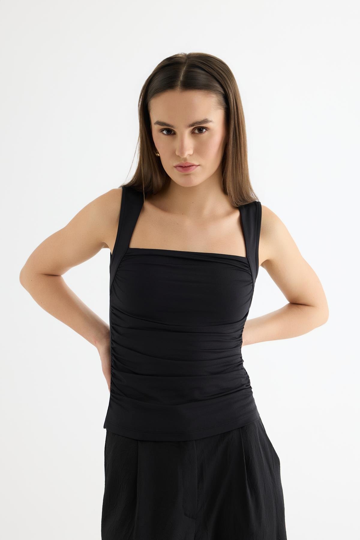 Quzu Büzgü Detaylı Bluz Siyah