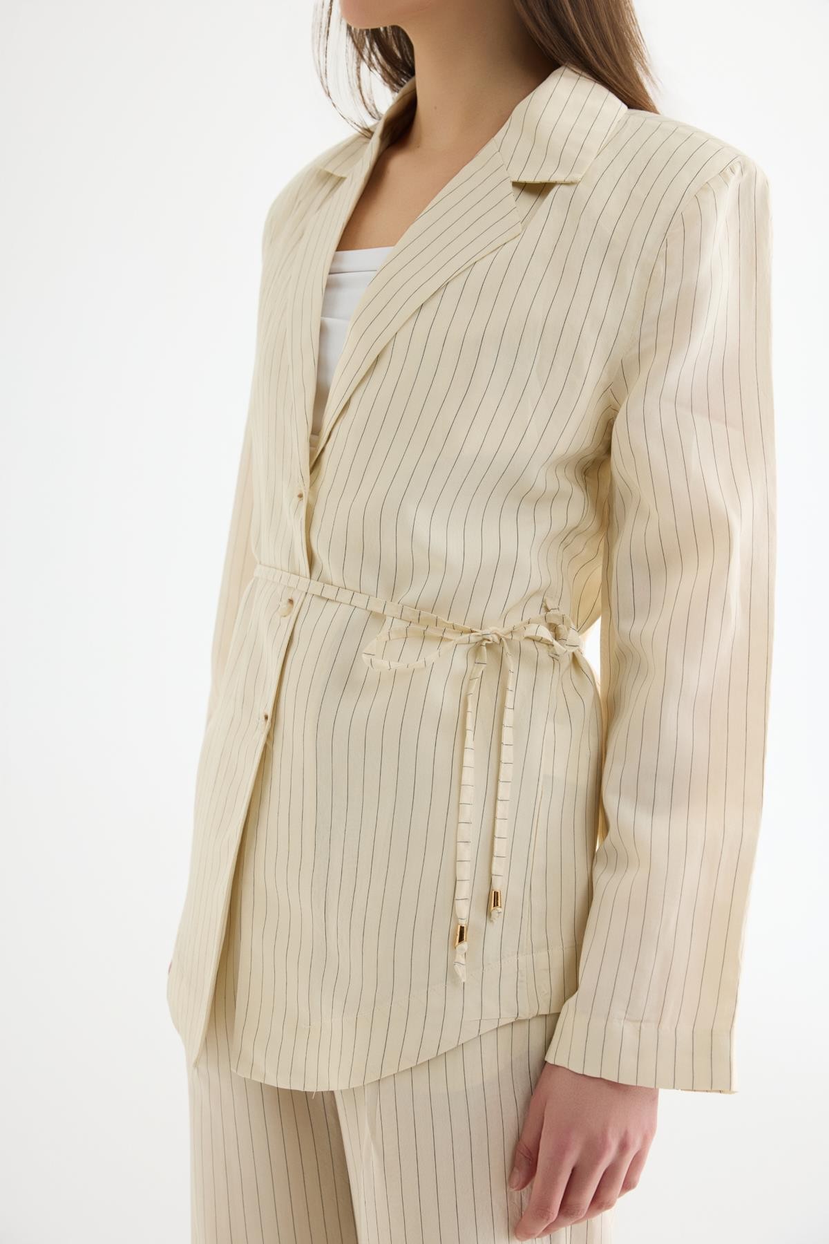 Quzu Çizgili Bağlama Detaylı Ceket Ekru
