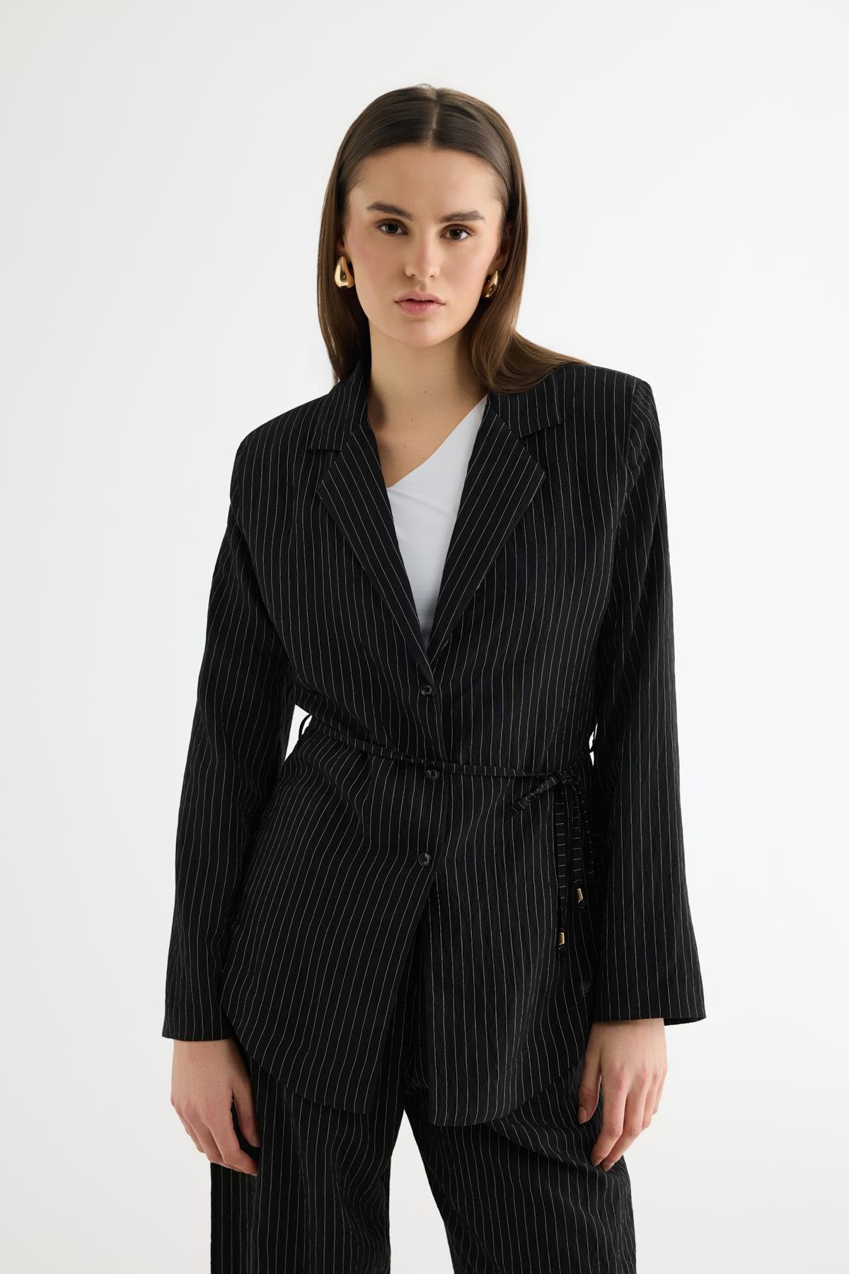 Quzu Çizgili Bağlama Detaylı Ceket Siyah