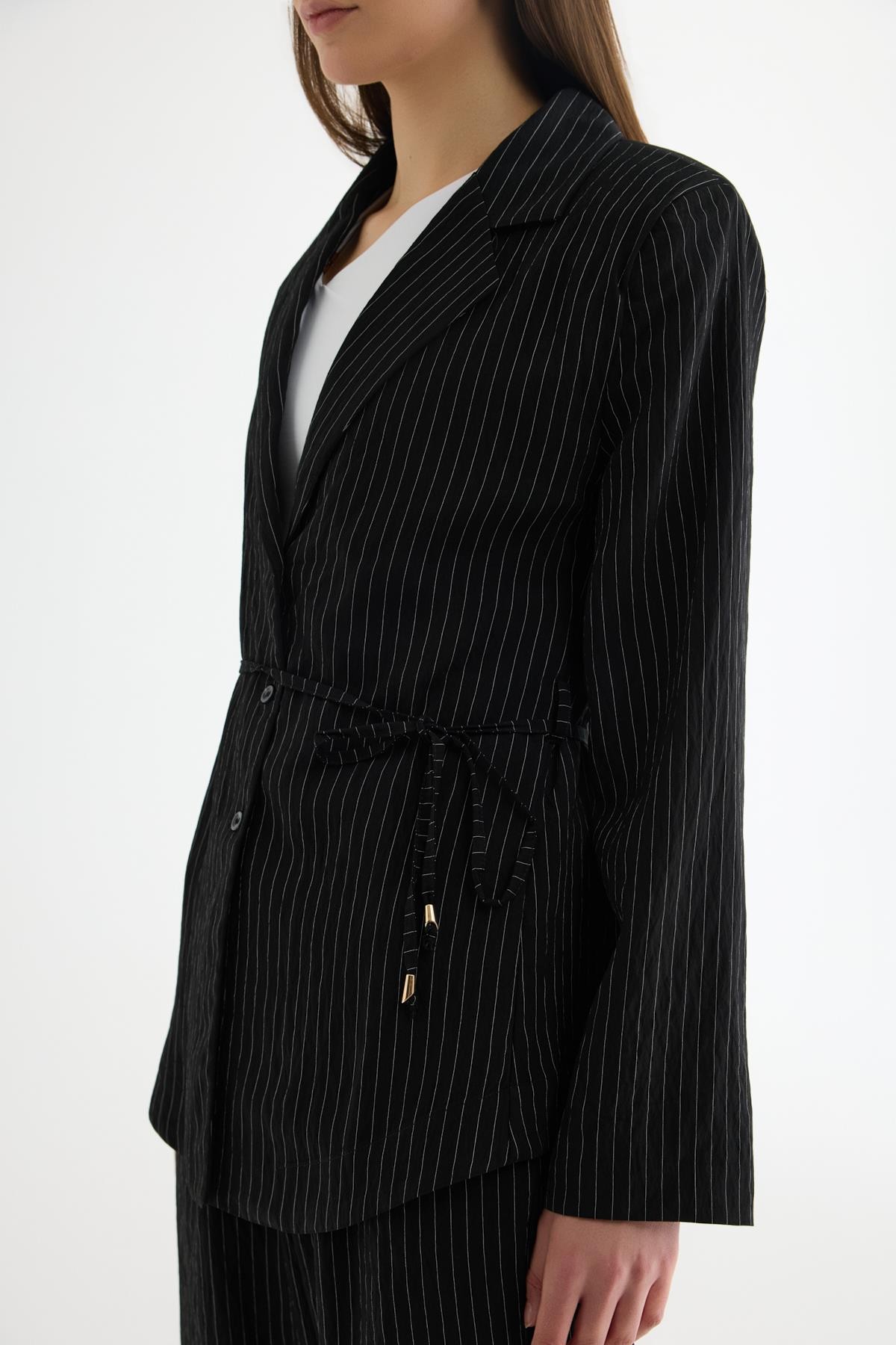 Quzu Çizgili Bağlama Detaylı Ceket Siyah