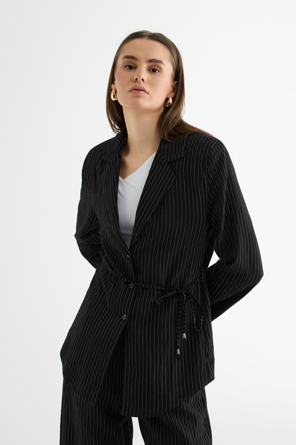 Quzu Çizgili Bağlama Detaylı Ceket Siyah