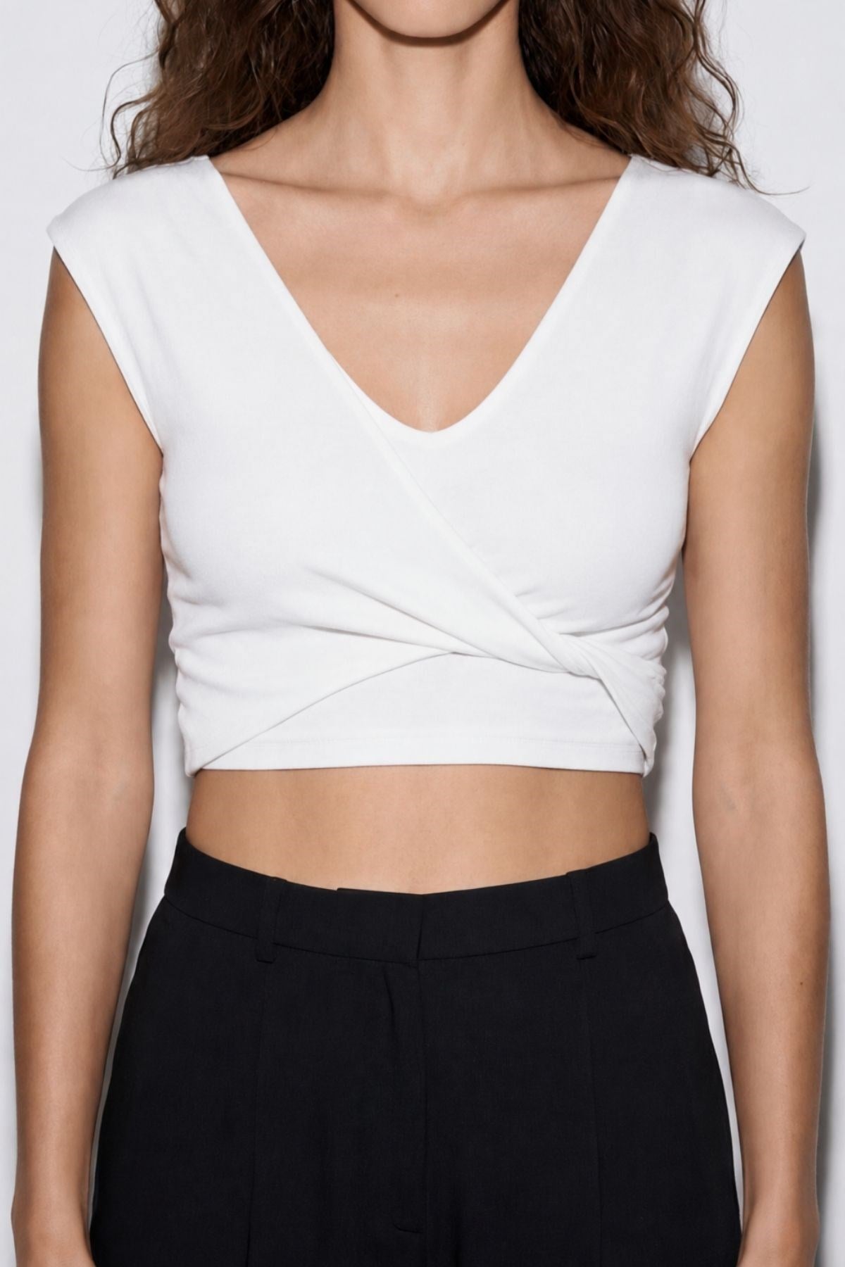 Quzu Crop Detaylı Bluz Ekru