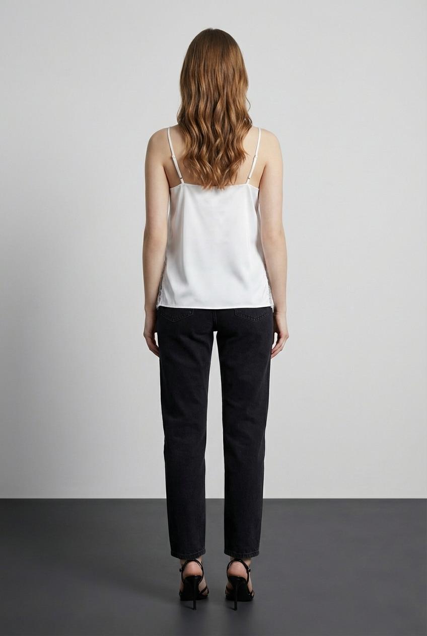 Quzu Dantel Detaylı Bluz Ekru