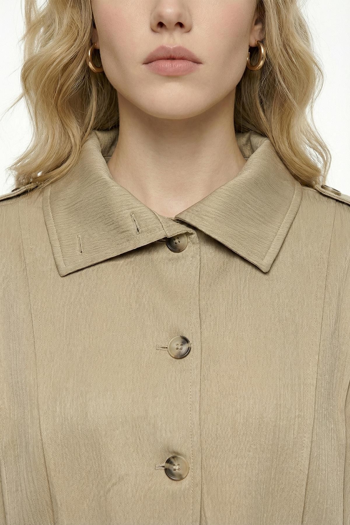 Quzu Dik Yaka Pile Detaylı Ceket Bej