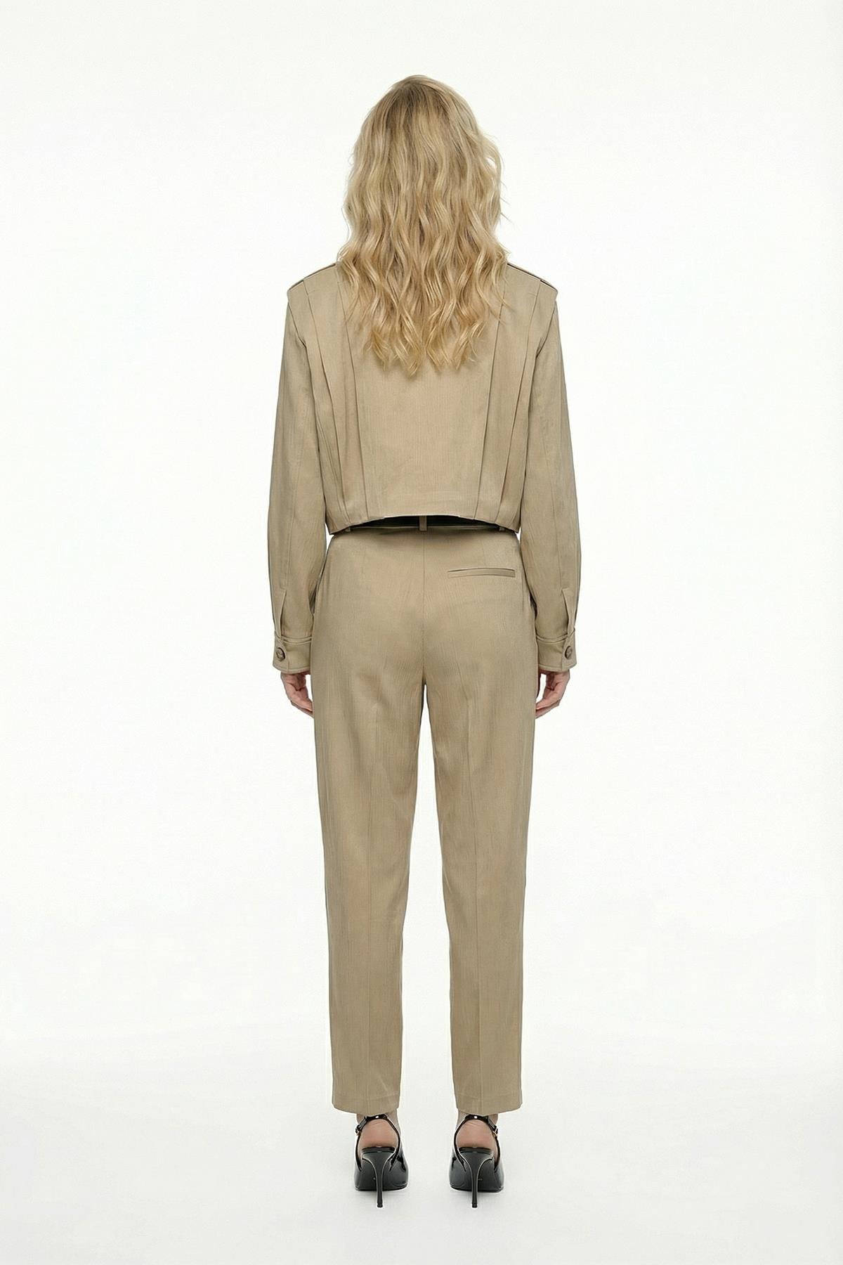 Quzu Dik Yaka Pile Detaylı Ceket Bej