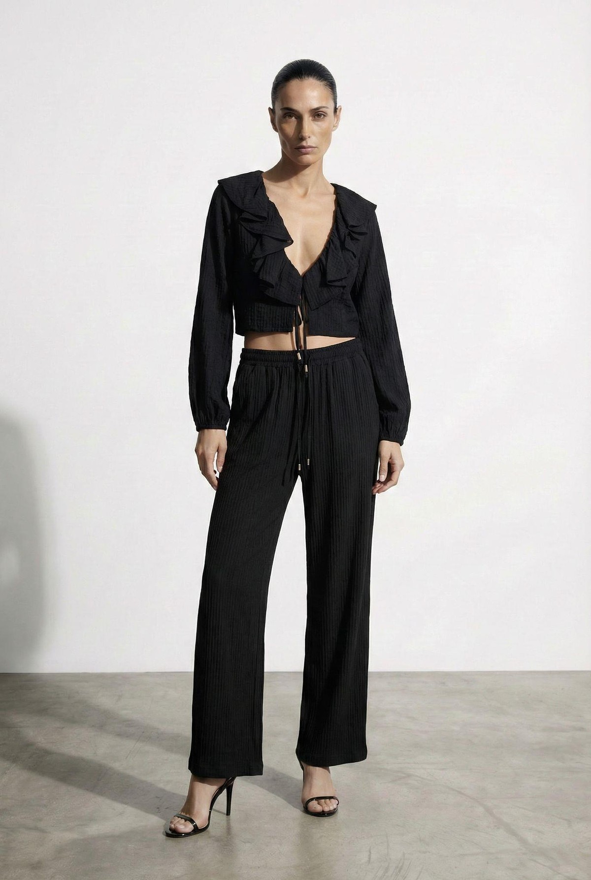 Quzu Fırfırlı Crop Bluz Siyah