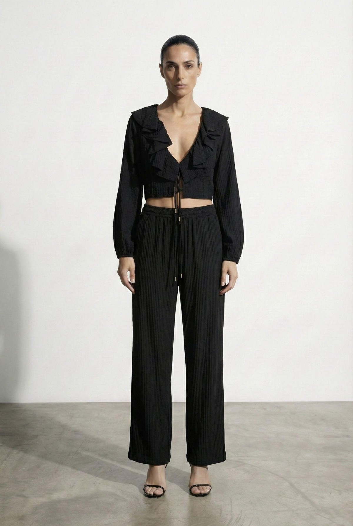 Quzu Fırfırlı Crop Bluz Siyah