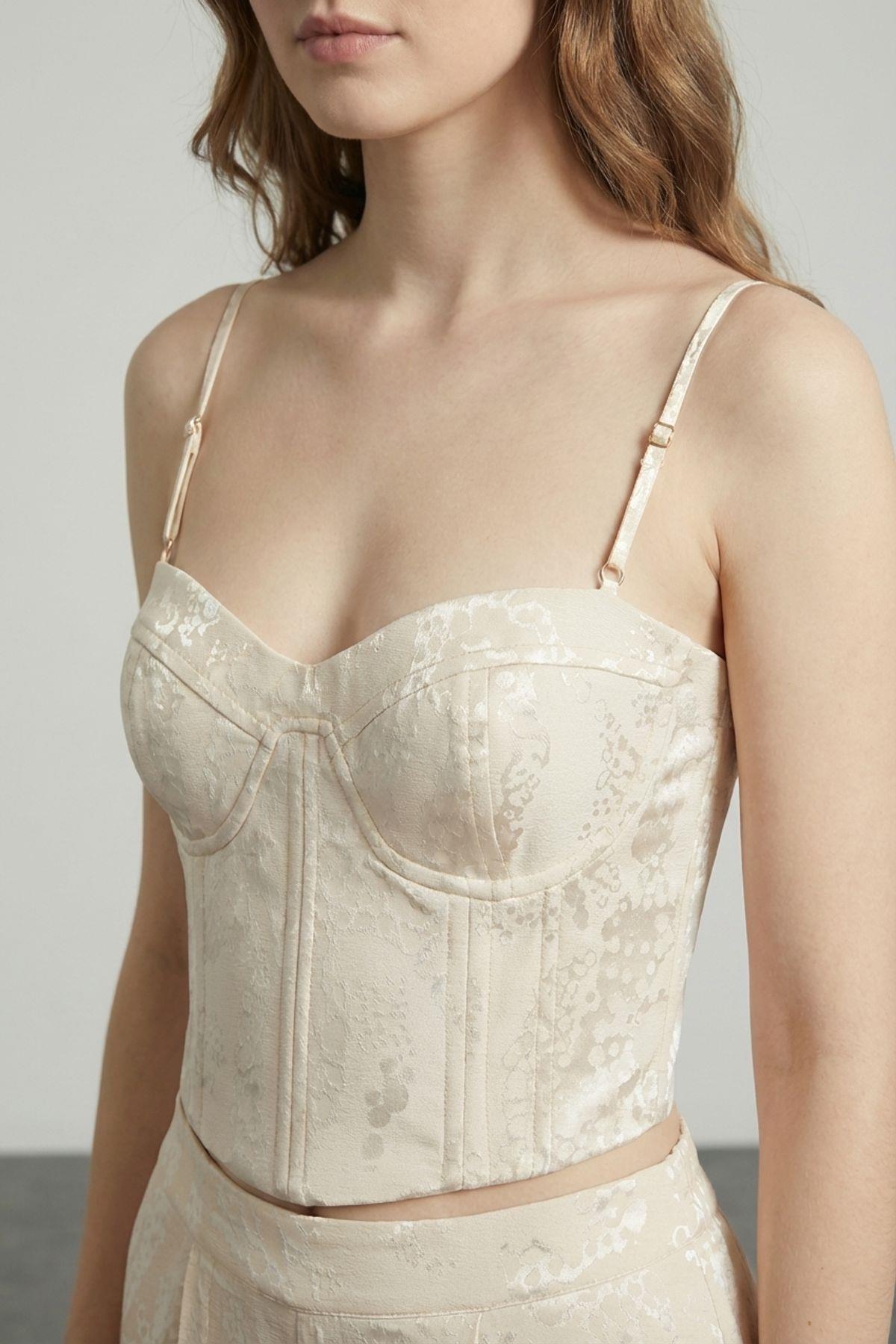 Quzu Jakarlı Askılı Bluz Bej