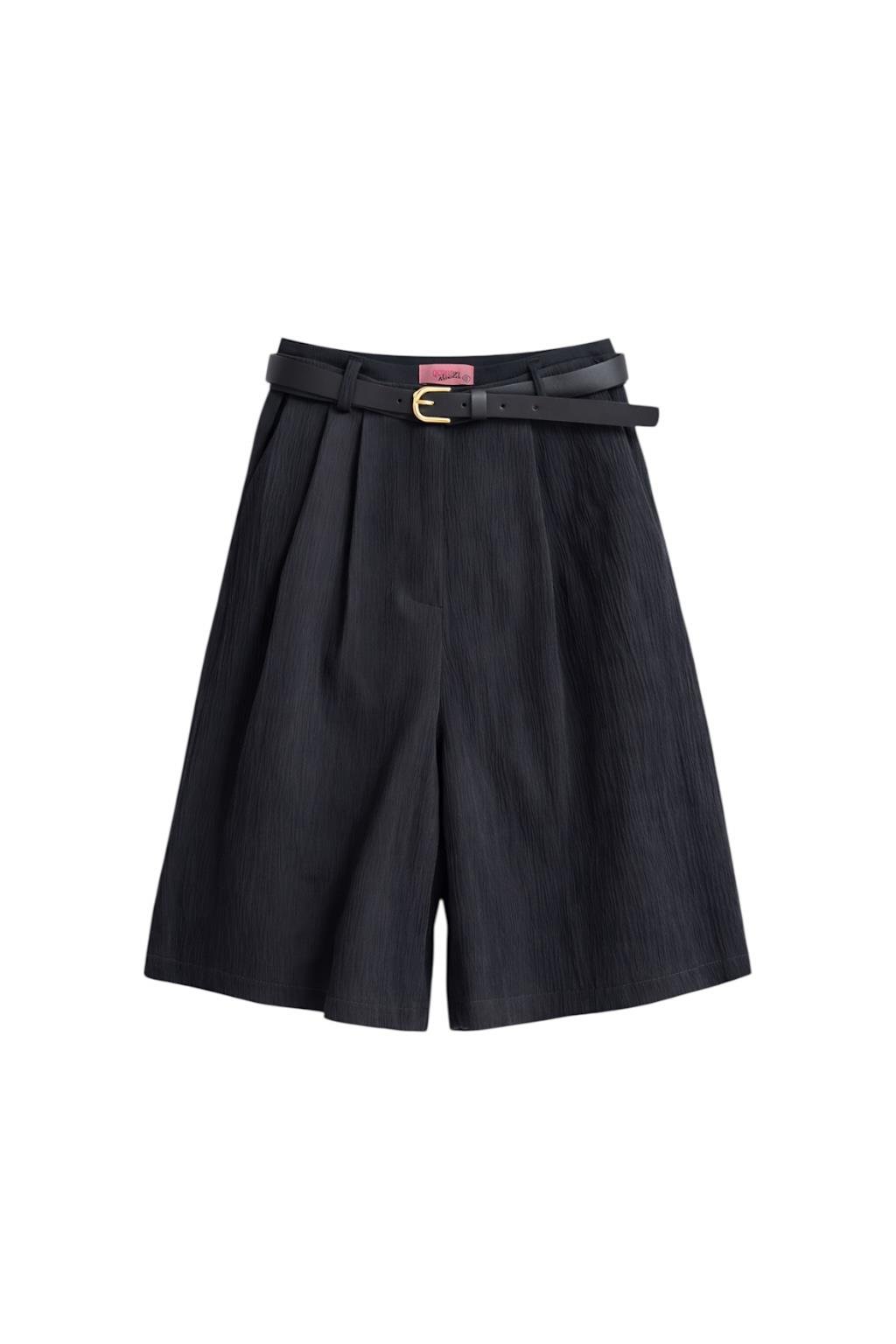 Quzu Kemerli Saten Bermuda Şort Siyah