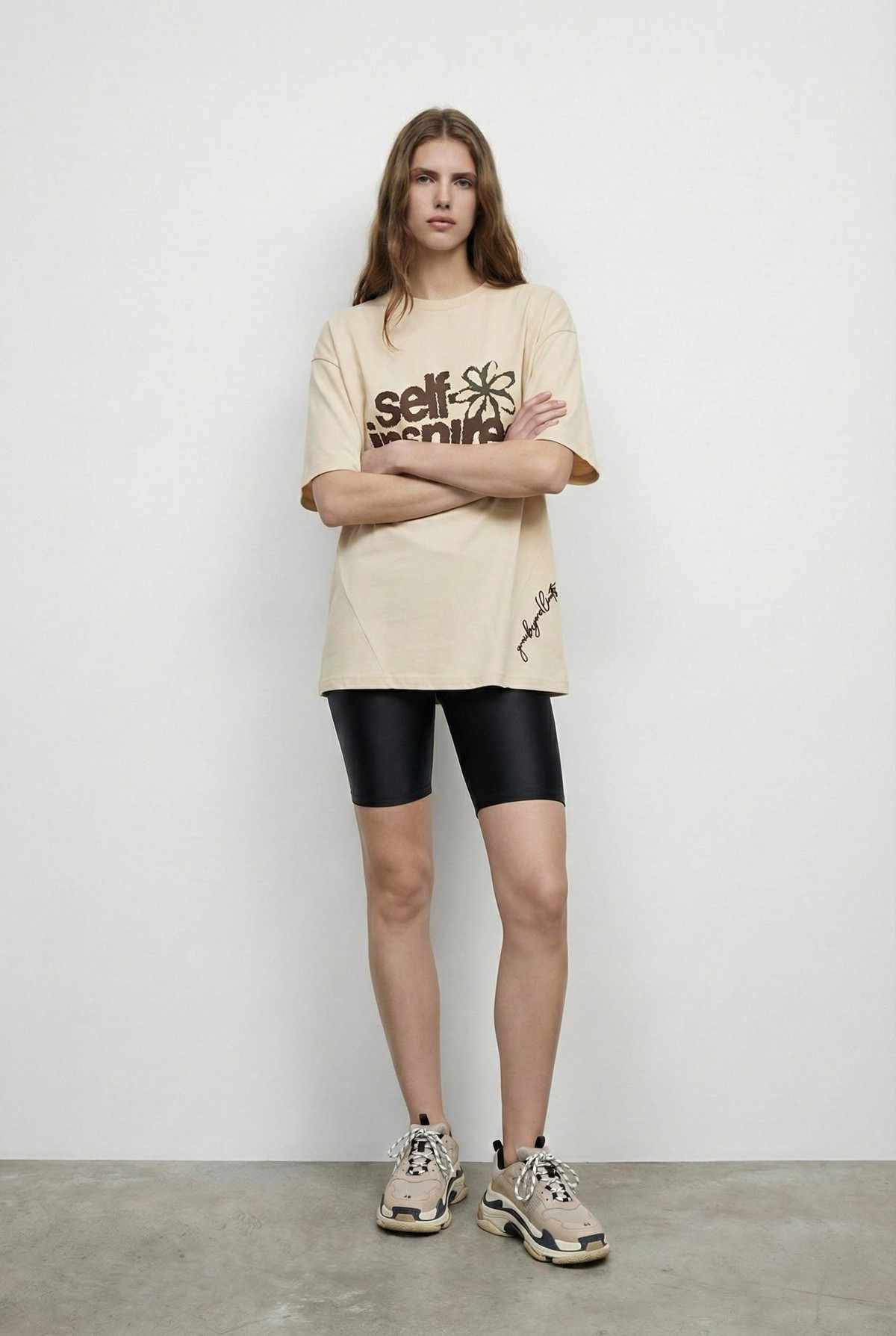 Quzu Kesik ve Baskı Detaylı T-shirt Bej