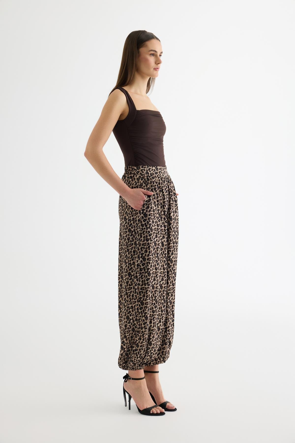 Quzu Leopar Desenli Saten Pantolon Kahve