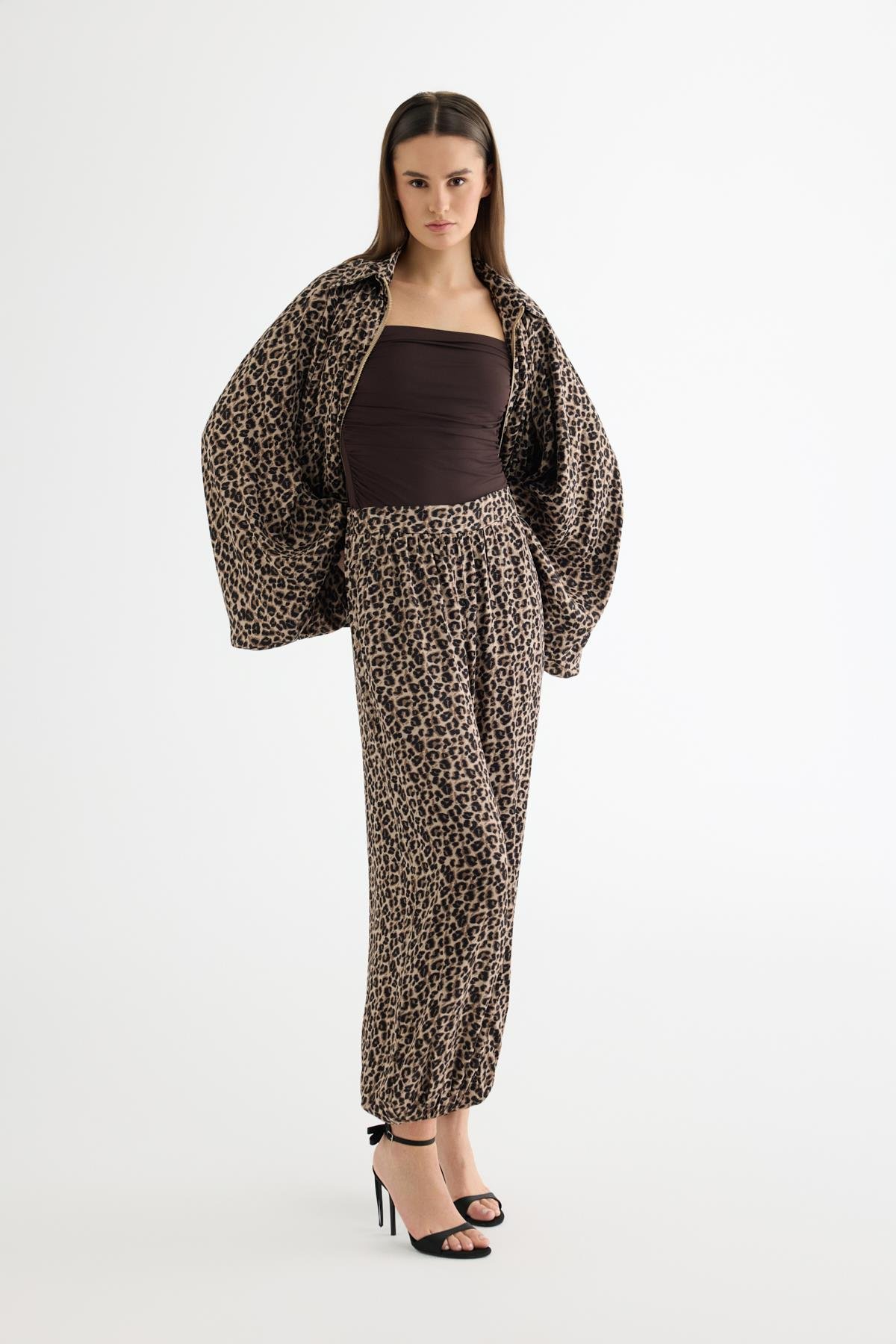 Quzu Leopar Desenli Saten Pantolon Kahve